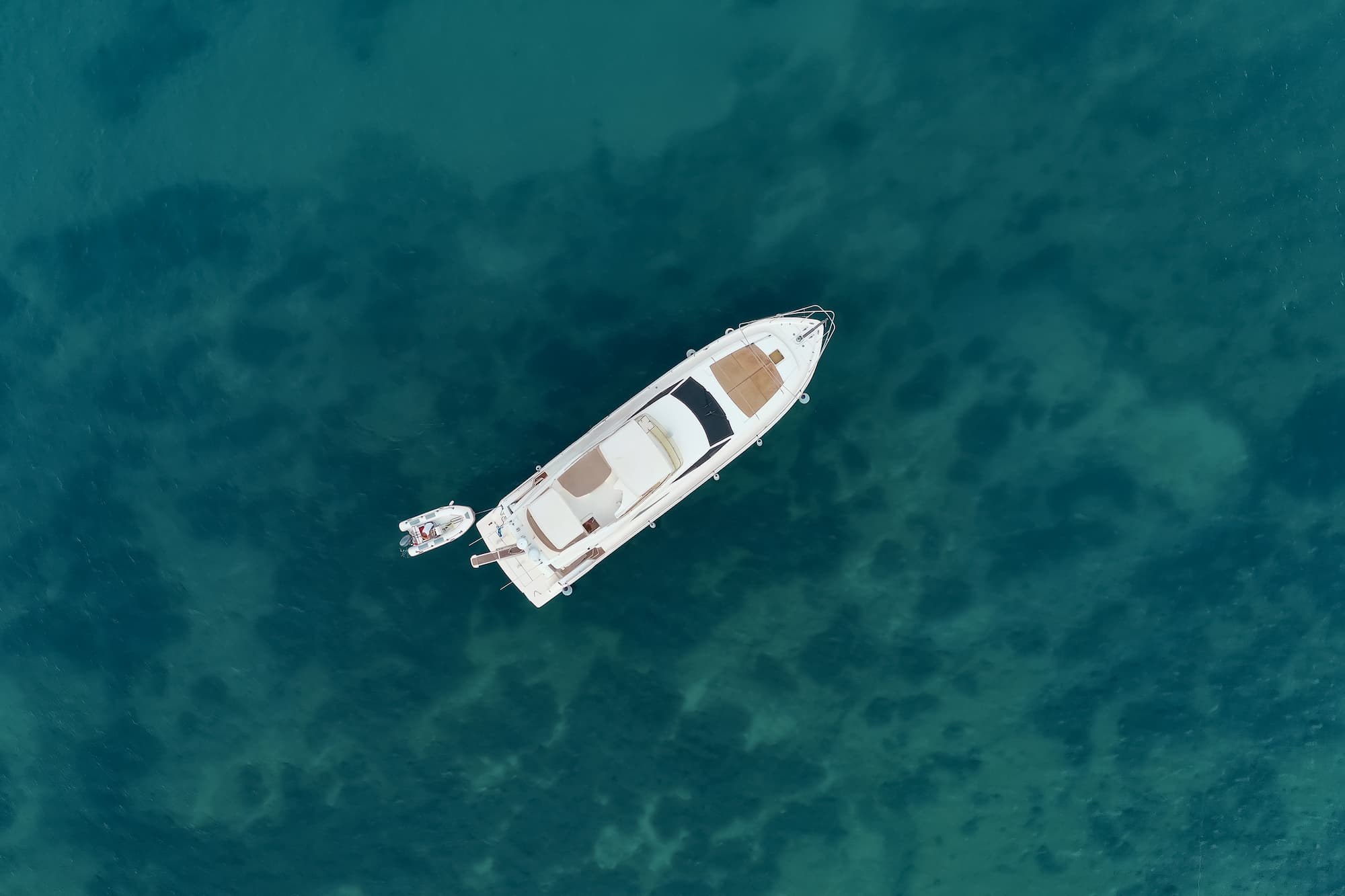 barco en alta mar